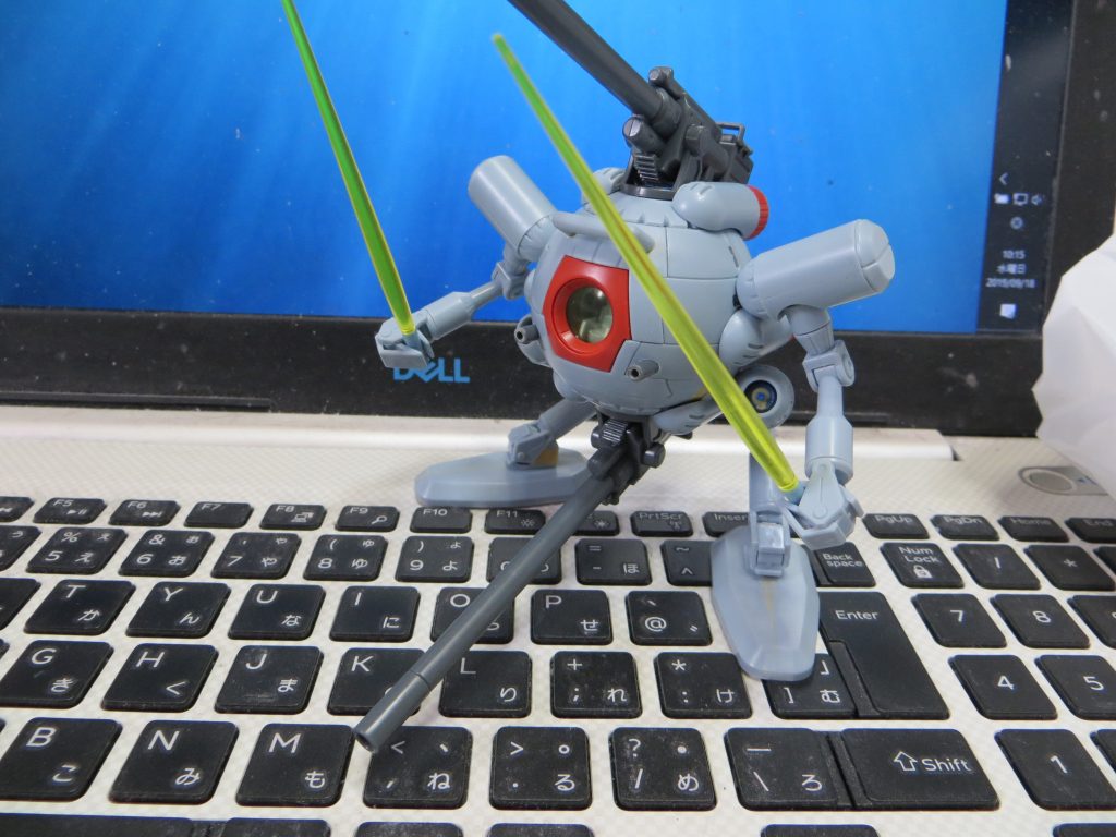 追加の武装を装備。脚の穴を持て余していたのでビームサーベルを収めることに決定。