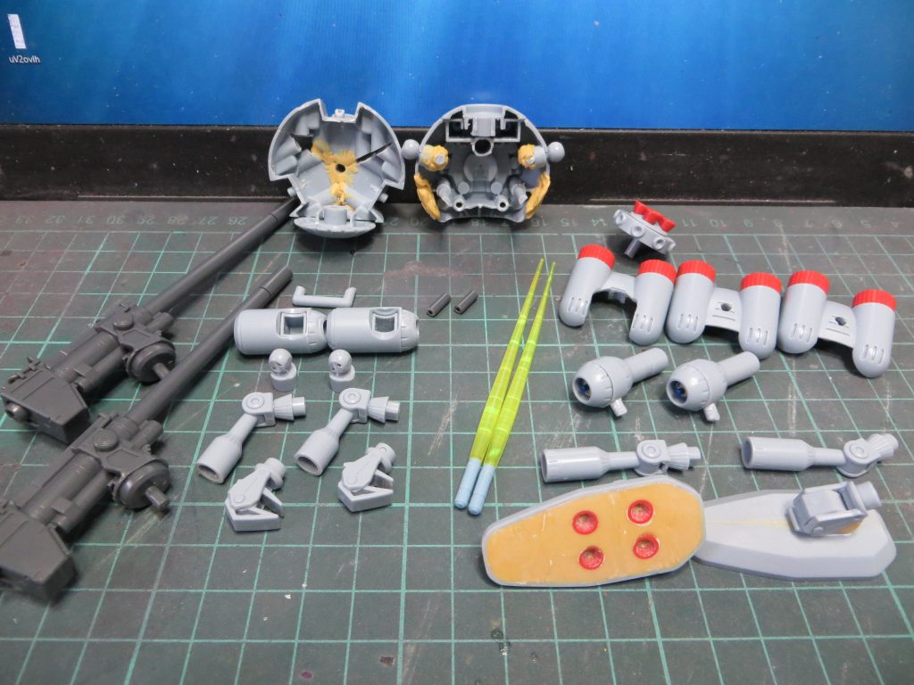 塗装前に解体したところ。サーベル以外は全てボールの部品となってます。