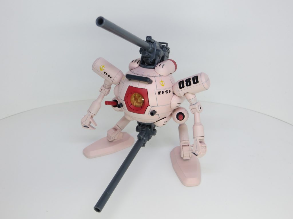 色は淡いピンク。パイロットは色的に女性ならいいな、と思いつつも2本目のキャノンの位置が…。