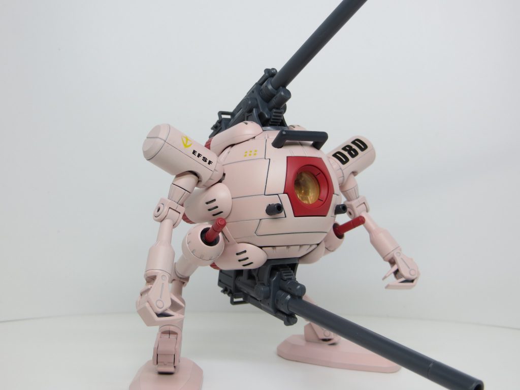 この角度が一番好き。脚の赤いのはミサイルではなくビームサーベルです。武装は低反動キャノン×2、ビームサーベル×2、コクピット横に増設したバルカン×2といったところ。