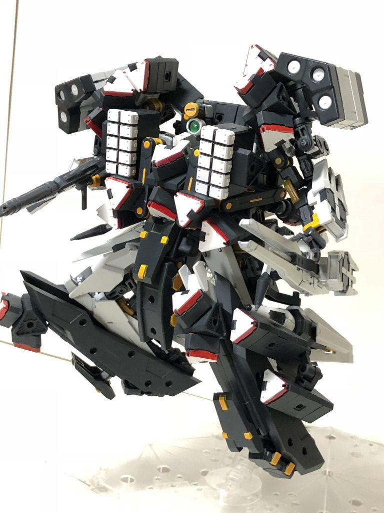 仕様：
コトブキ・シンジケート製複合兵装ユニット

３連装小型ミサイルランチャー　　　×１２
単装中型ミサイル　　　　　　　　　×８
３連大型ミサイルランチャー　　　　×２
１０連装ロケットランチャー　　　　×２

…他、本体搭載のレーザーブラスタ―等もそのまま使用可能。

これ以上積めないこともないのだが、装着前後のシルエットを
なるべく変えたくなかったのでこの程度にしておいた。