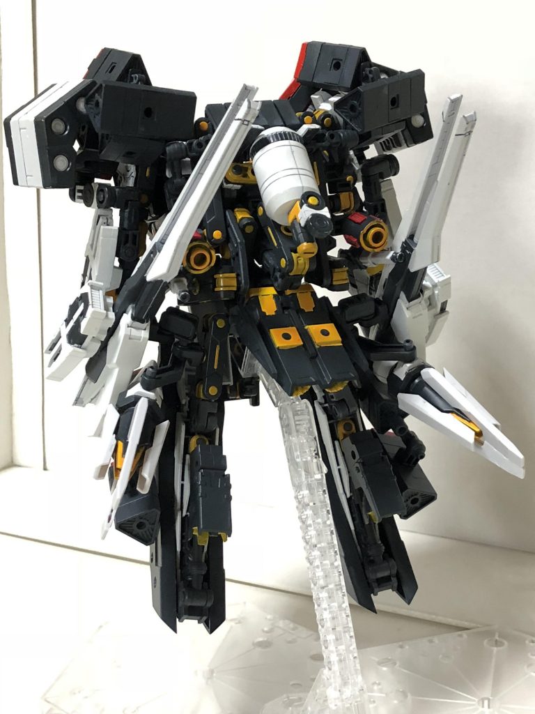 バックショット。
装着中、可変機構はオミットされるが
スラスター類の増設で機動性は保持される。
（ただし機体質量が増えるので瞬発力は低下する。）