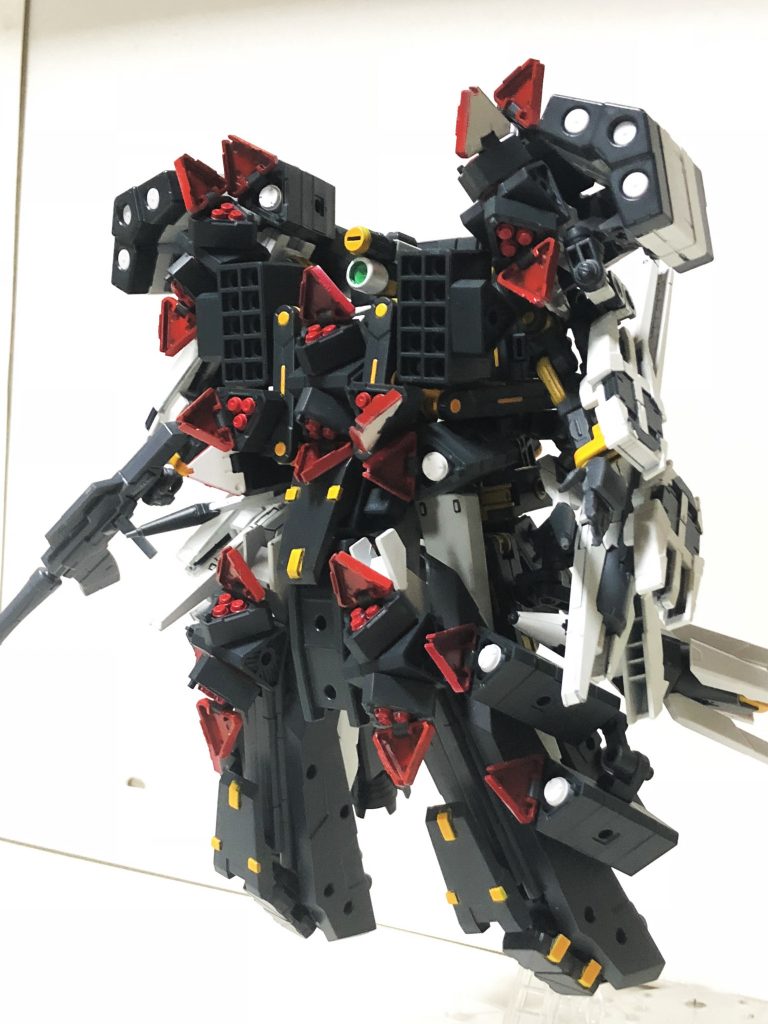 フルオープン。
１０連ロケットのカバー部分は発射時に
火薬かなんかで爆裂して排除されるんだと思う。