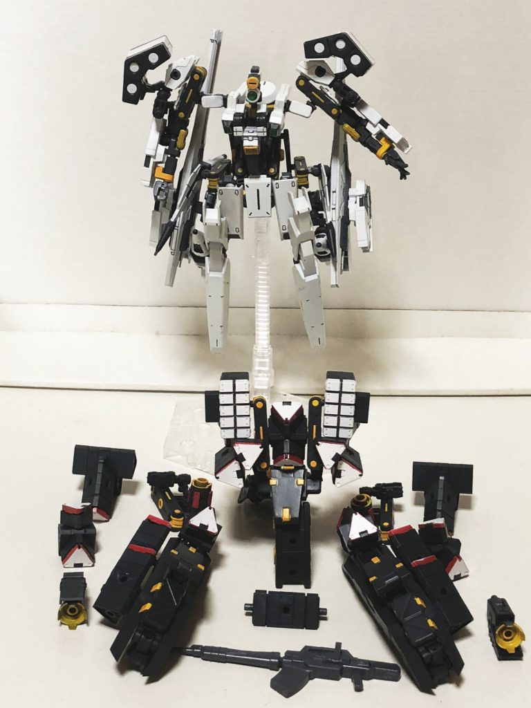 武装解除。
分離すれば変形機構も復活する。
…というか変形できないのは大体胴体装甲のせいだったり。

装着にあたって磁石の類は使っておらず
パーツの噛み合わせとアムアムのマニピュレーター的なので
挟んで機体に固定してる。