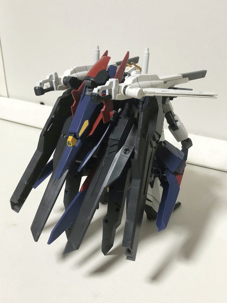 バックショット。
バインダーのおかげでスタンド無しで自立する。