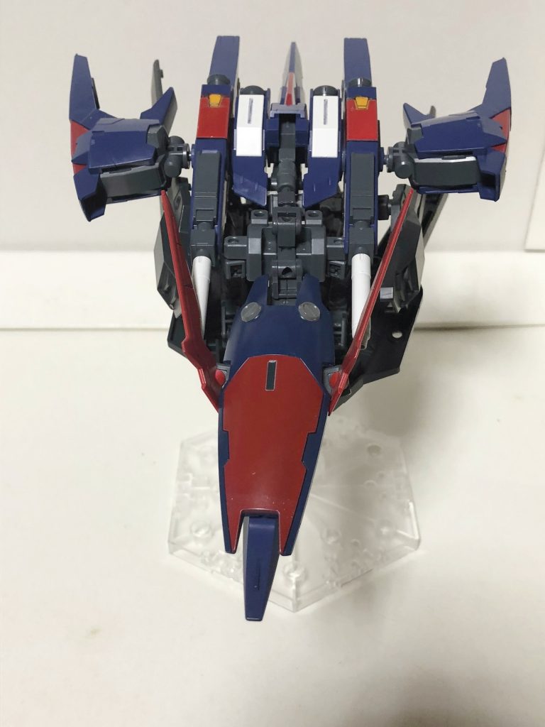 正面から。
パワードアームズパワーダーなど最近の
ビルドファイターズ系キットを背面に取り付けられる
機体ならば、余計な武装がてんこ盛りになってない限り
大半は取り付けることが出来る…と思う。

また、バインダーでガッチリ固定されるので
対応していなくても格納・運搬するくらいは出来る。