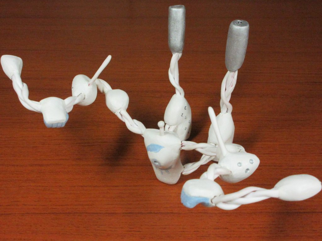 可変機コンなので変形していきます。
いらん子の下半身と頭部をパージして……