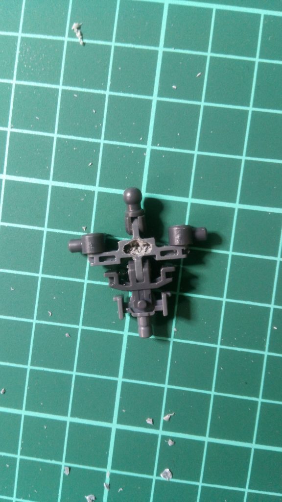 フレームが干渉するので削って凹ませています。RGは中もぎっしり詰まっているので加工が難しかったです。