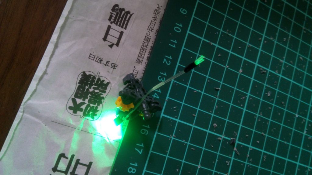 最初は頭をミライトから光ファイバー延長したもので光らせようかと思いましたがやはりスペースがないのとむりやりねじ込んでもいい感じに光らなかったので塗料に切り替えました。