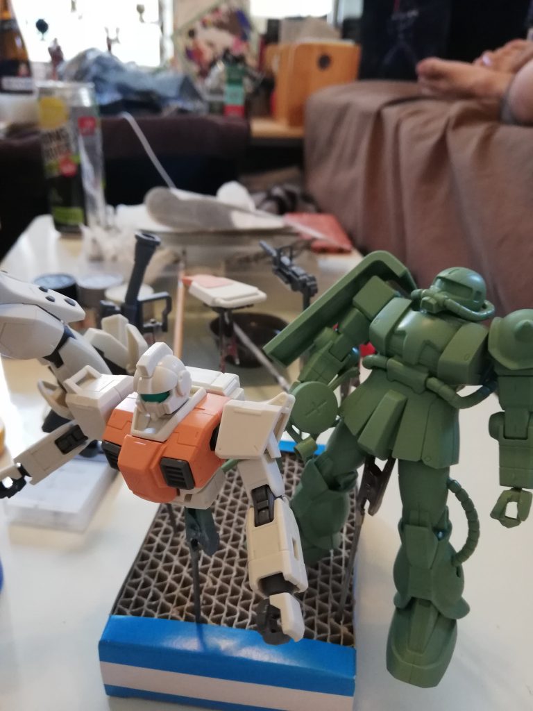 荒んだ背景。素組で宙を浮くザク。