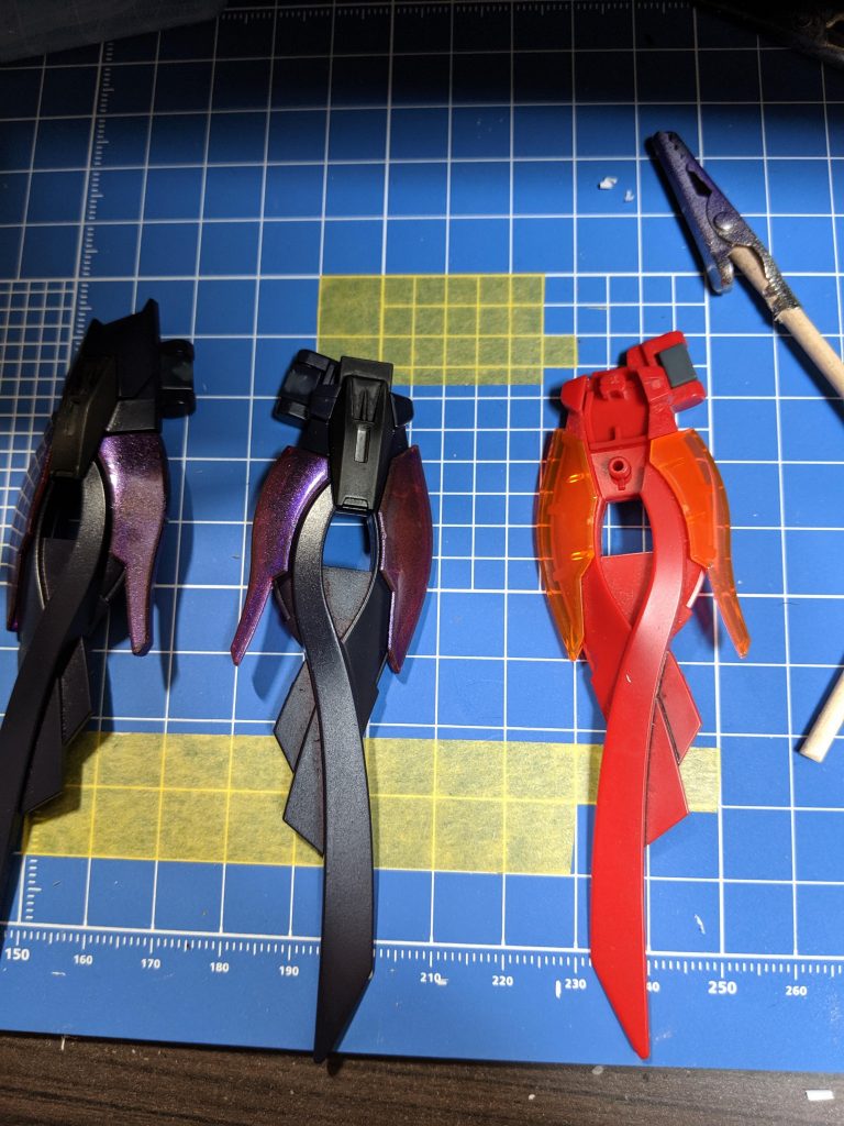 バックパックの塗装前後比較です。
正面側のクリアパーツ塗装がうまくいって満足です:-)