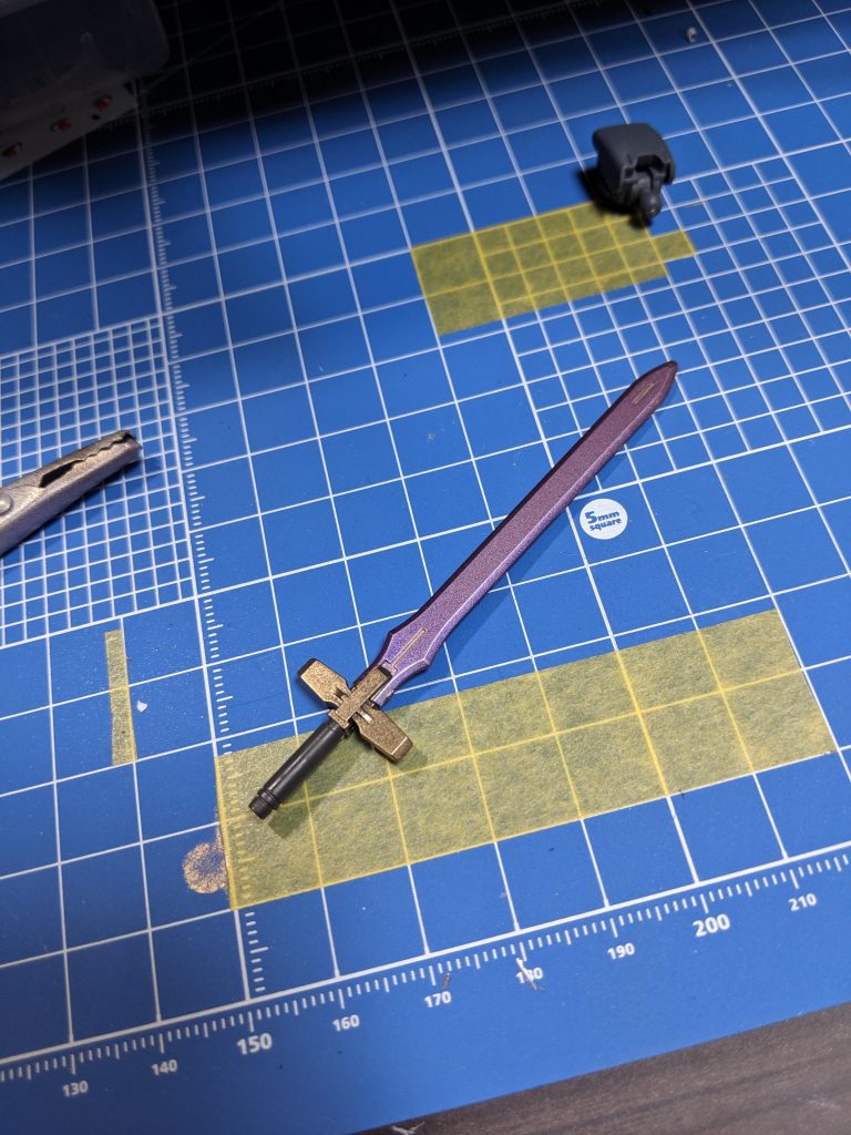 武装は片手剣一本のみ
グリムゲルデのものを塗装しています。
黒ベースの金は落ち着いた重厚感があって好きです。