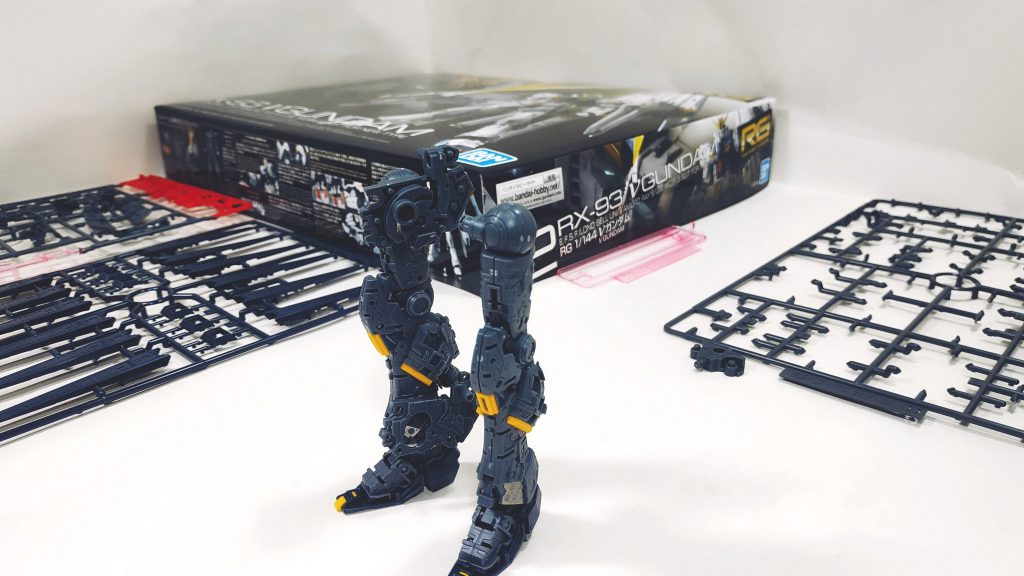 足を組み立てて