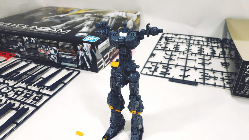 胴体も組み立てます。