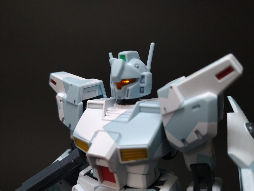 バイザーの中にスリットが2本ありまして。
そのうちの1本を貫通するまで削りました。
苦労の割に地味....。