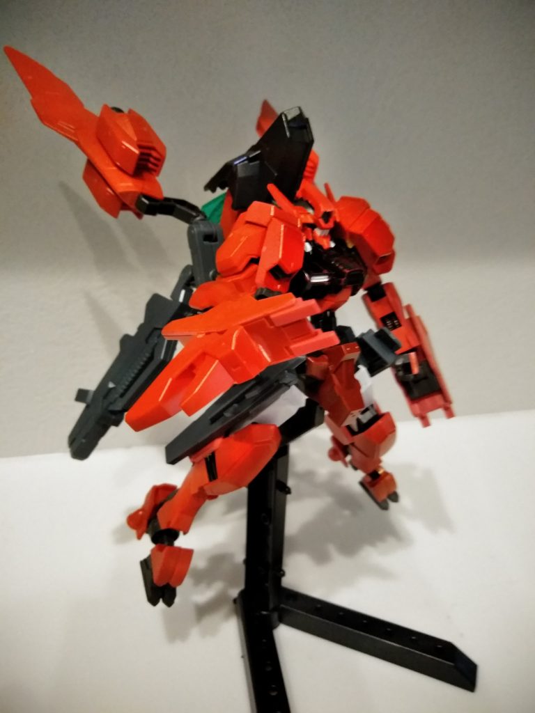 組み換えにより高機動形態にも変形
ビースト形態時のクローによる
接近戦も可能