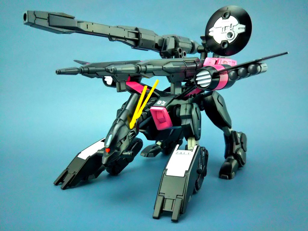 レドームで敵機の位置を察知し遠距離からレールガンや拡散弾を撃ち、此方を認識し接近されたところをスモークチャフを撒いて相手を撹乱し、ミラージュコロイドを展開しつつビームサーベルで敵機の足を切り離脱、短時間しか展開できないミラージュコロイドを運用して動けなくなった敵機を距離があいたところでレールガン、拡散弾を用いて撃破、というのがこの機体の戦闘スタイルです
バクゥは小さい為にミラージュコロイドの持続可能時間が短く30分も無いので短時間の戦闘勝利を求められます