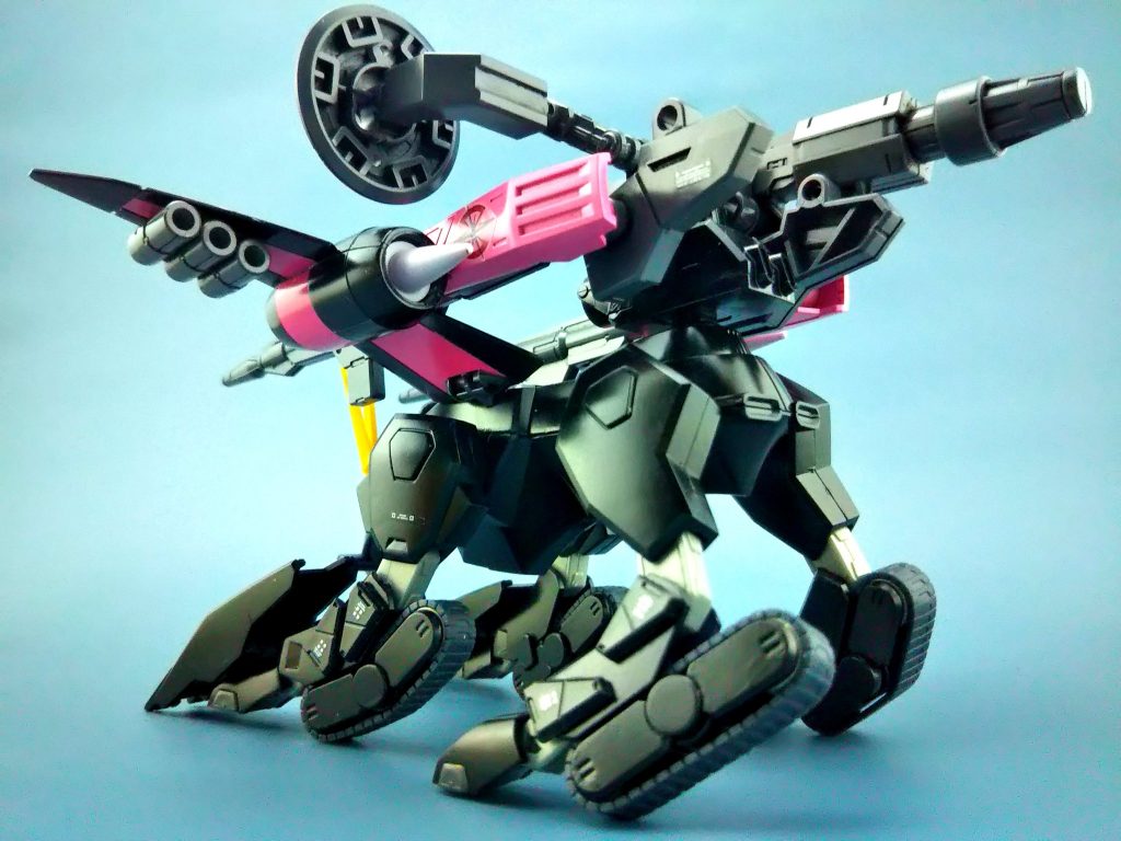 左足下部にカウンターウェイトを足すことで左右の重量のバランスをとっています