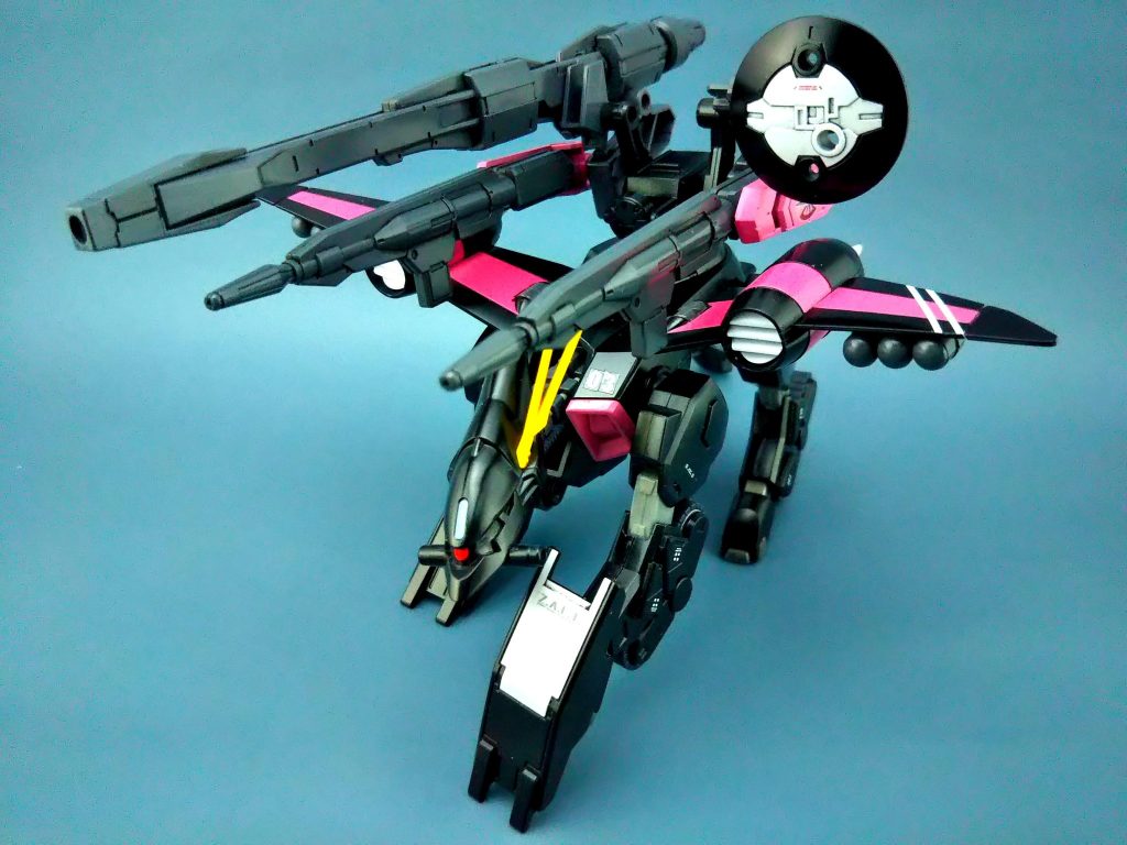 前足に装着されたクローはレールガンや拡散弾を撃った時に生じる反動を抑える為に地面に突き刺したり、敵に接近された時の咄嗟の防御や攻撃にも使用できます