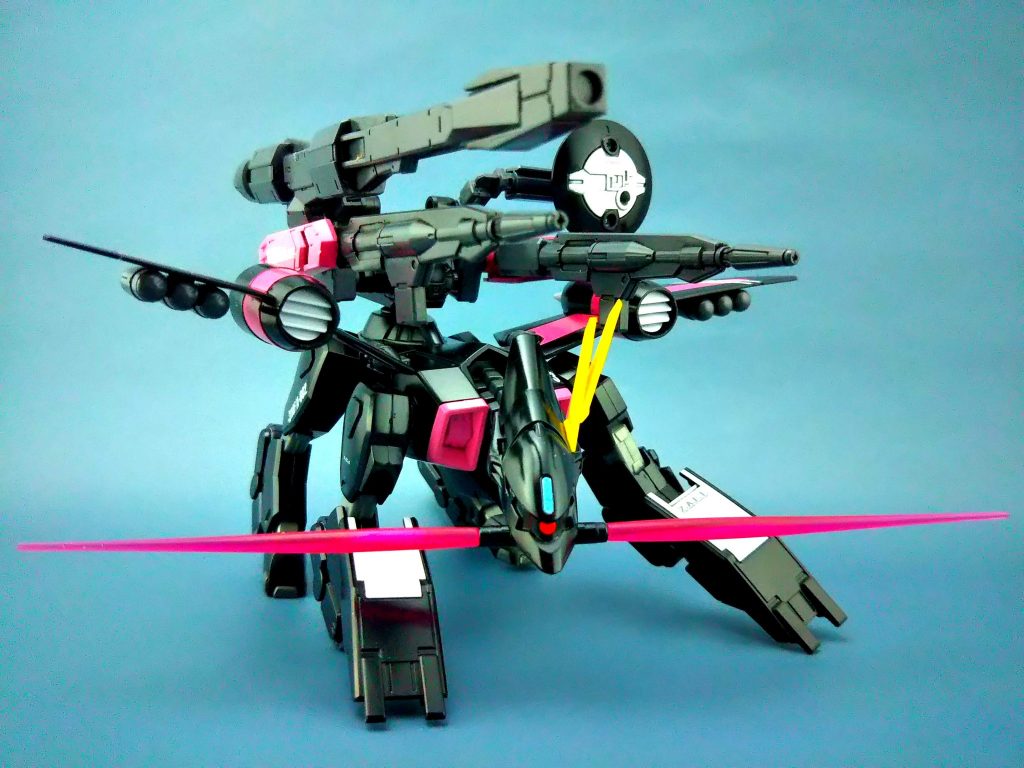 レールガン、拡散弾が撃てない時に近くに接近された場合にも対応する為、ビームサーベルと機銃が装備されています
しかしこの2つの武装はあくまでサブウェポンにすぎない為、性能は良いと言えません