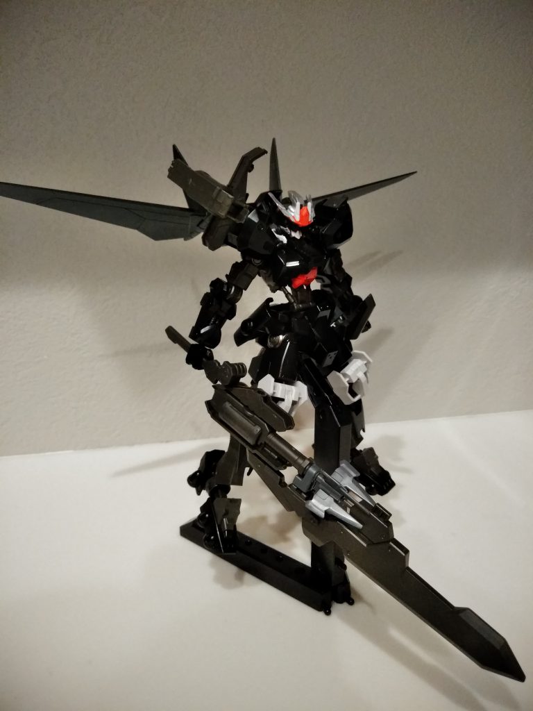 バルムンク ブレード形態
肩部ブーストカノン
脚部クロー
腰部ブレード
合体による複合武器
刀に近い形状で小回りがきく