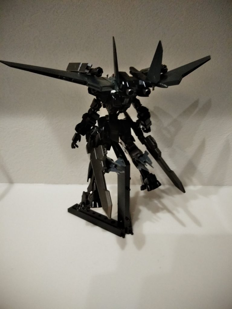 バック
脚部バーニアに接続する形でクロー装備
中心より噴出可能