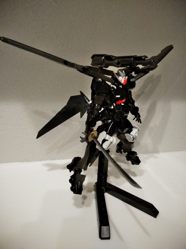 バルムンク ノワールドレッサ
アスタロトノワールの形状に合わせた
バルムンクシステムの応用
砲撃、斬撃、高機動
広い戦術対応が可能