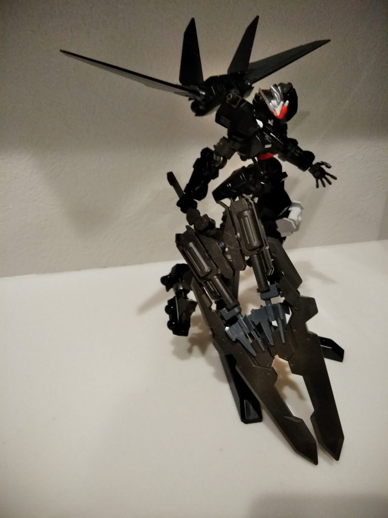 ブルーフレームセカンドLの
タクティカルアームズのような大剣、両手持ちができるようにを目指し思考錯誤
関節が耐えきれるよう大きさ調整しました