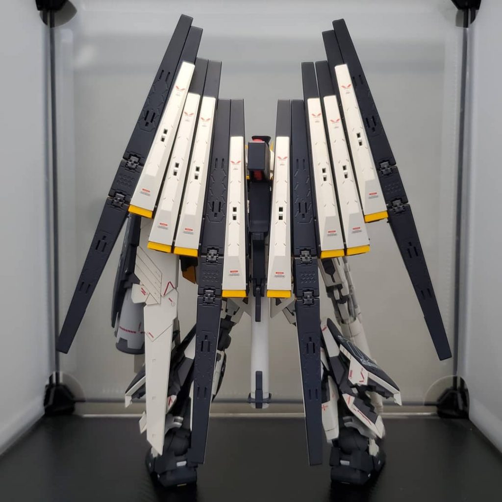 ※背面(枚数間に合わなかったのでこちらに……)
フィンファンネルの枚数12枚こちらの水転写デカールも貼りましたが同じポイントに合わせて貼るのはかなり大変でした