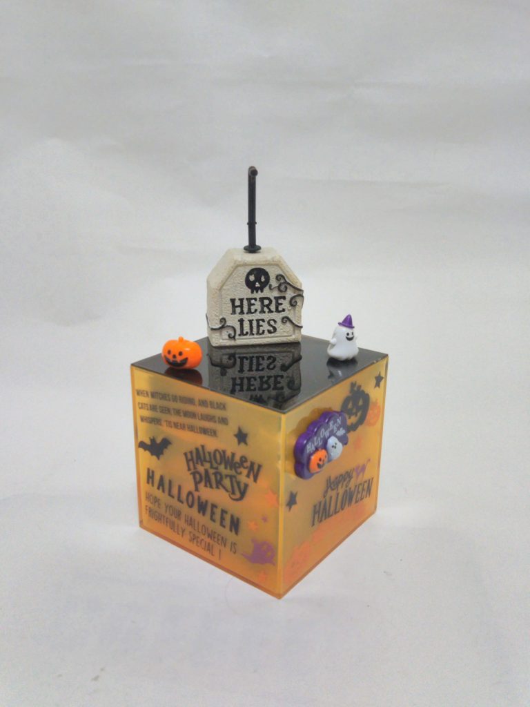 ハロウィン用に専用台座も制作してみました。