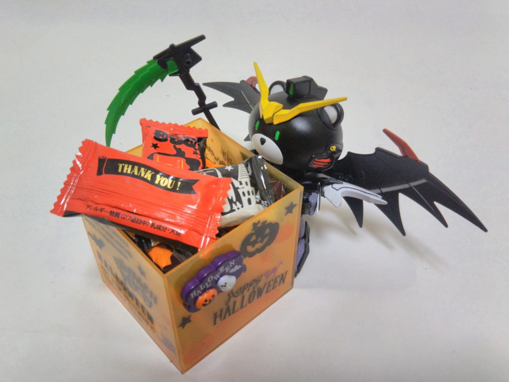 台座の上部を開けると集めたお菓子が！