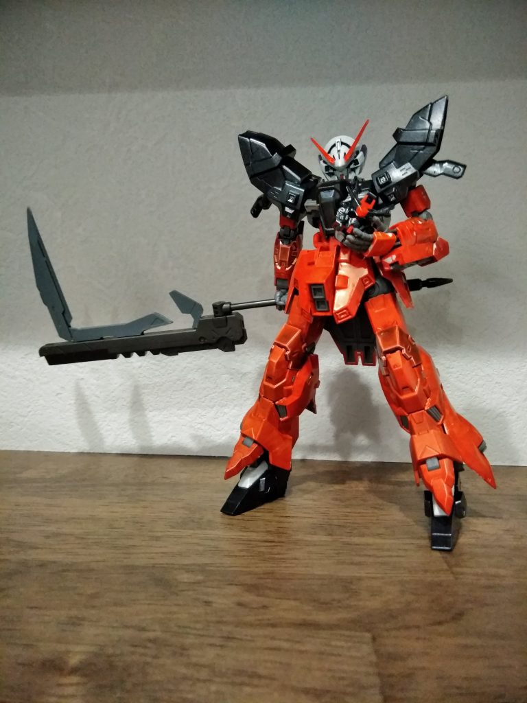 首無し騎士の由来は手に持つガンダムヘッド型のハンマー
ボディの赤は血塗られたよう