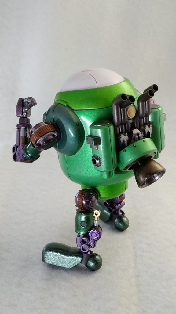 左後ろから
腕と脚のシリンダ部分は、タミヤのエナメル、クロームシルバーとゴールドリーフです。