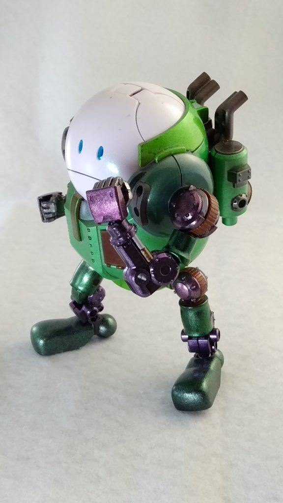 左前から
ハロの目は、何かのガンプラ余り物ホイルシールを流用してます。