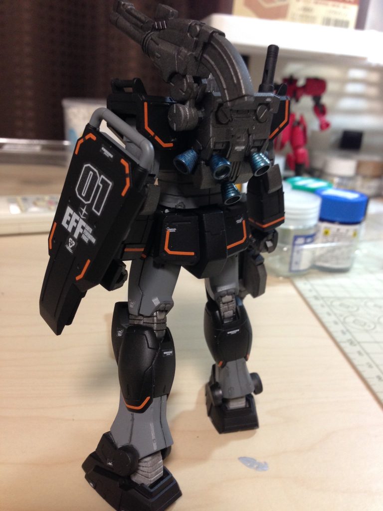 初めてマーキングシールを貼りました、量が多かったのでなかなか大変でした(;´∀`)
合わせ目を消すのが勿体なかったのであえてスジ彫りをしてみました