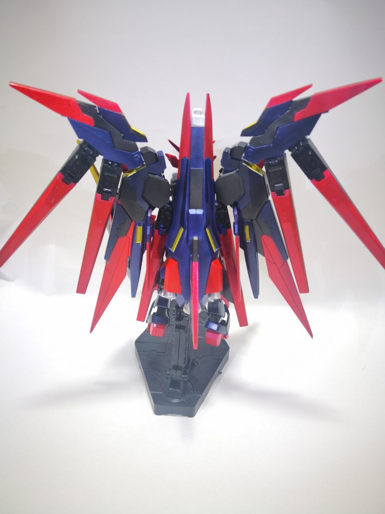 リアビュー。外側に配置した赤の配分がお気に入り。