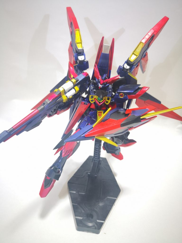 種的な射撃ポーズ。羽根は上下別々の向きに可動出来ます。