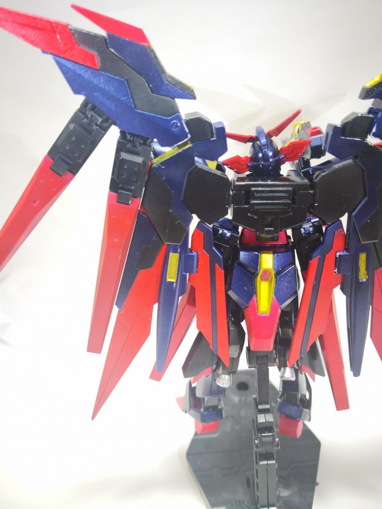 羽根もスジ彫りを施し、それにしたがって塗り分け。もっと彫りの技術がほすぃ…(;´д`)