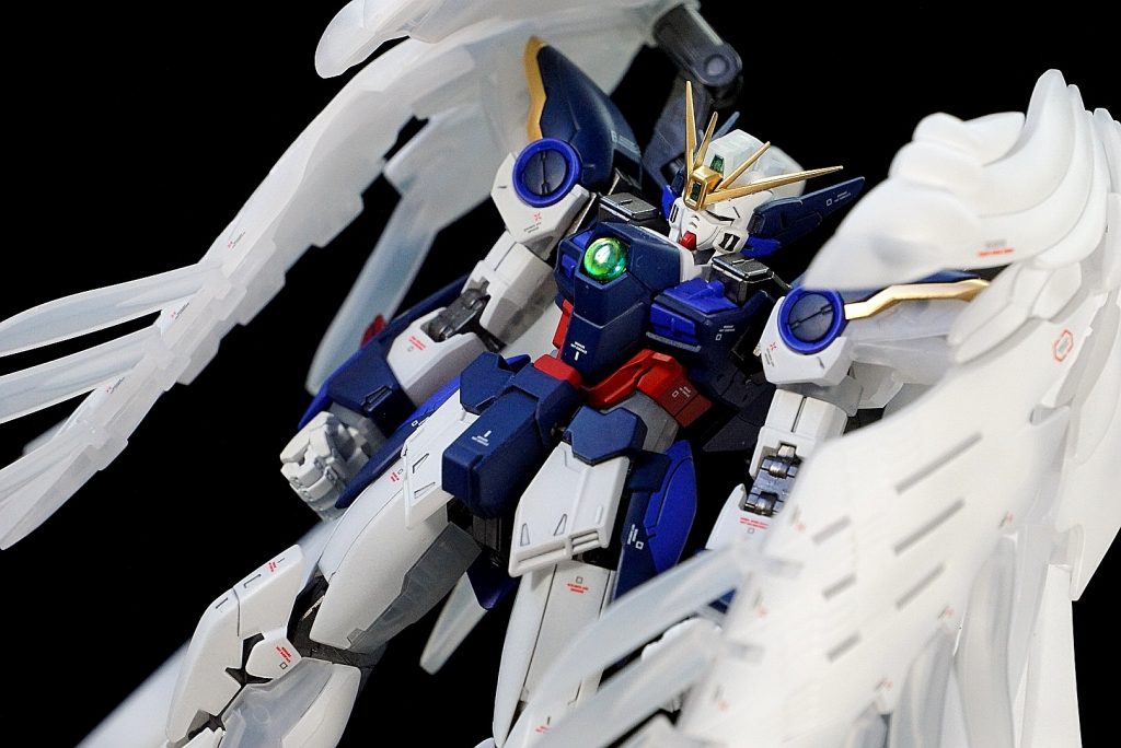 RGのゼロ、初めて見た時は顔が気に入らななかったのですが、なんか見なれてきたのか結局そのまま。
最近のゼロの手はグレーになってますが、個人的には絶対に白。いまだに斬新で好きです。