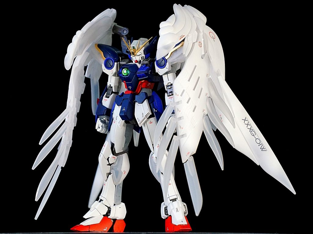 装甲と羽の一部の白いパーツは、クリアーホワイトにフラットベースを足して塗装してます。デカールは控えめにしました。