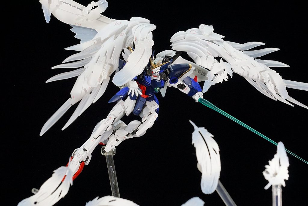 今回はあまり本体には手をいれず、羽エフェクトを自作しました。透明レジンの上に塗装してます。