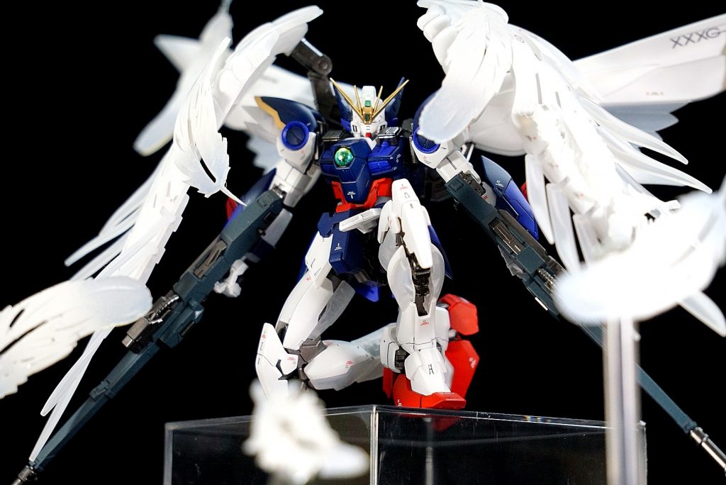 メインの羽と尾翼の裏側に、薄い金属板やナットを仕込んで、磁石が反応するようにしてます。