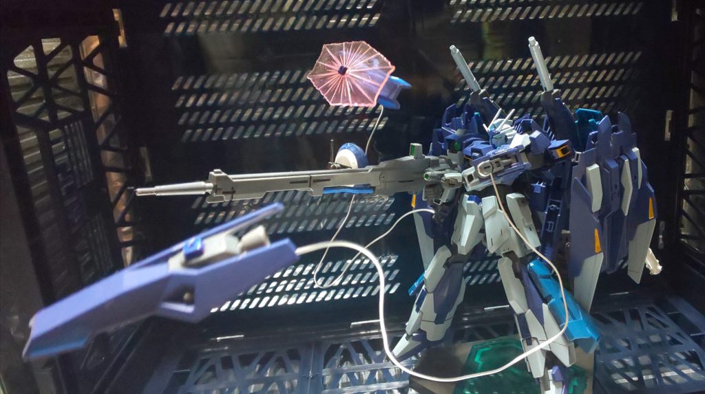 主武装のビームスマートガンをはじめ、BWSには大型ビームサーベルにもなるビームキャノンや多数のミサイルを装備。全身に増設したスラスターを駆使し高機動戦闘にも対応。両腕には試作兵装の有線式シールドファンネルを装備。ビーム攻撃端末兼、ピンポイントでIフィールドを展開する攻防一体の兵器である。
これらの多種多様な装備の制御は本体のバイオセンサーだけでは処理が難しい為、腰部に外付けした「出所不明の新型の教育型コンピューター」によってサポートされている。