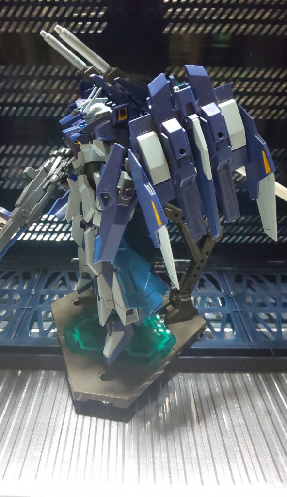 サイドから。バックパック両サイドのライトニングバックウェポンシステムは、パージし単独での飛行も可能。偵察、陽動、挟撃の他、僚機の追加装備として貸し出す事も出来る。