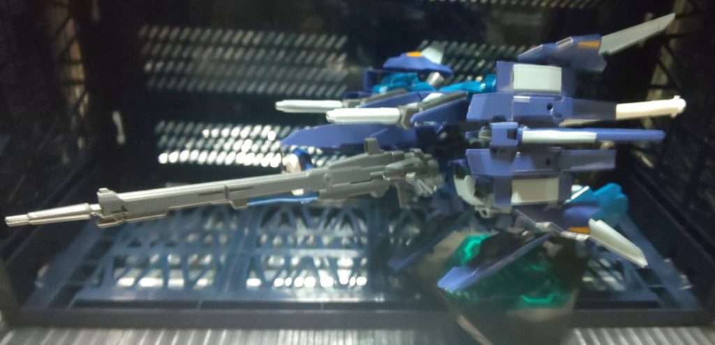 スペースファイター形態。
変形方法はリガズィカスタムに近い寝そべり型の簡易変形。
高速移動形態であると同時に、ほぼ全ての射撃兵装が正面を向いている為、拠点攻撃にも向いている。