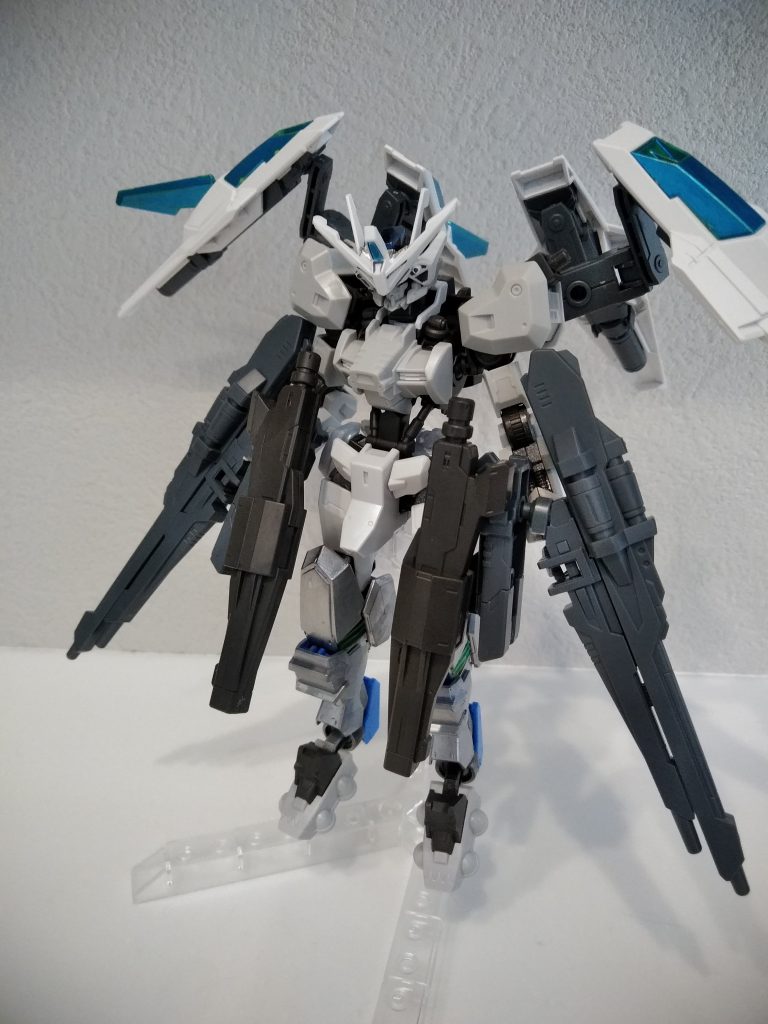 フリージングブラスター×2
追加武装フロストブースターの
カノンブラスターをバスターライフルに接続。
ウイングガンダムのドライツバーグをイメージしました。