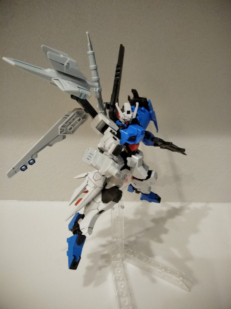 ミサイルポッドパージしつつ形態変更しつつあります
右腕にキャノン装着