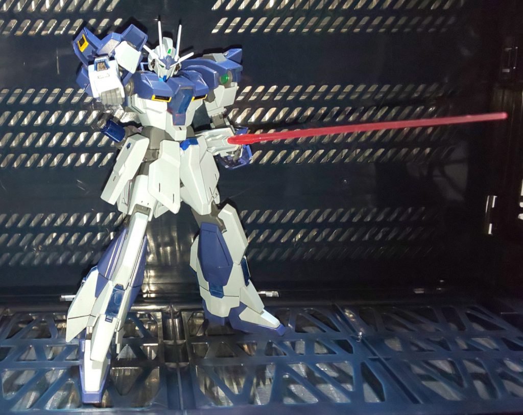 ビームサーベルはサイドスカートのままでも展開可能。
本来ならビームバルカンは左腕だが、左腕にバルカンがあってもシールドで塞がるのであまり意味がないと思うので、本機では左右の腕を入れ替えています。