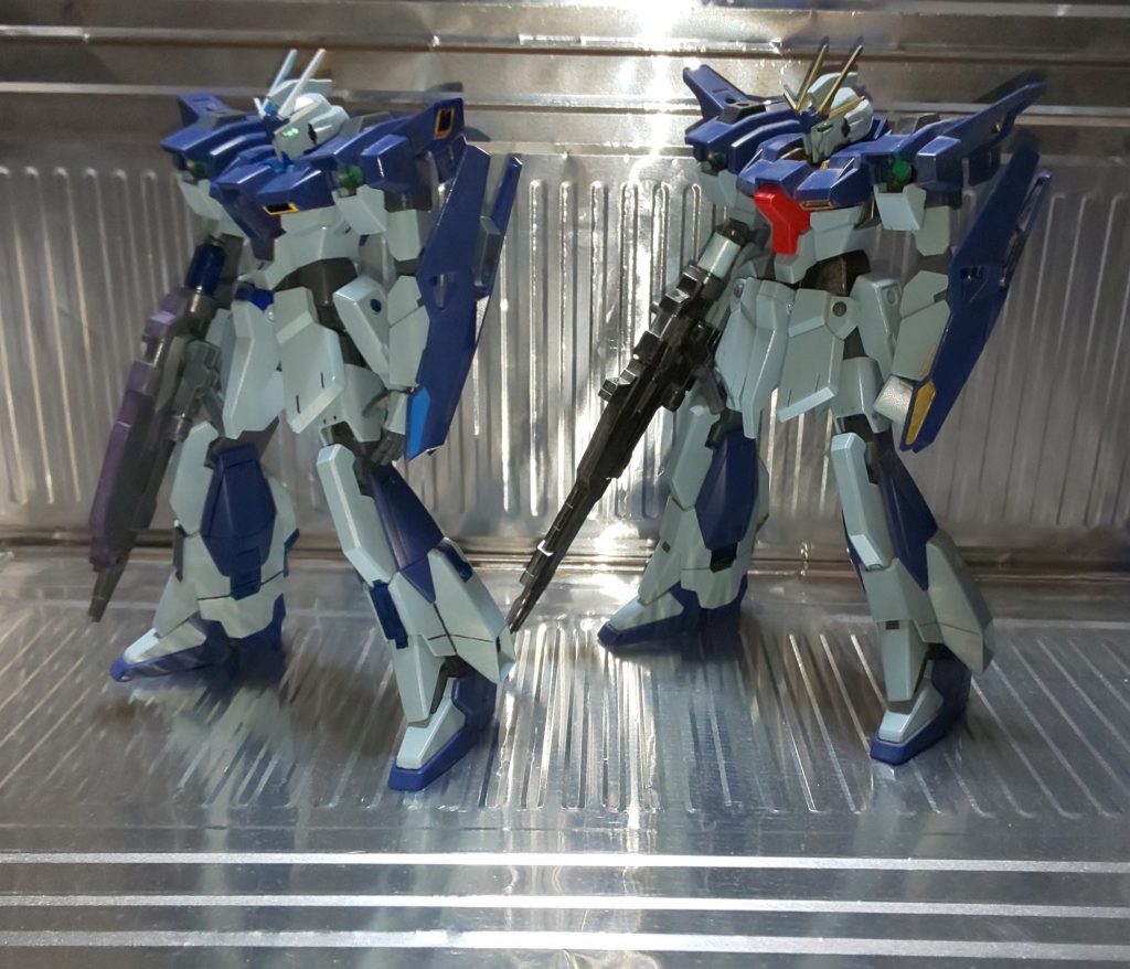 素のライトニングとの比較。
2号機は肩、コックピット、股間を削ぎ落とし、色のパターンをリガズィ(UCバージョン)に寄せました。