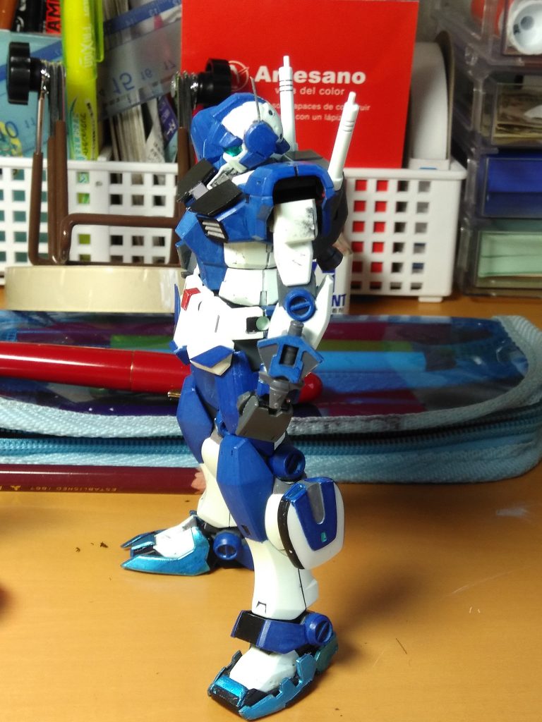 腕部にはビームダガー、脚部には先述のRX粒子スラスターがあります